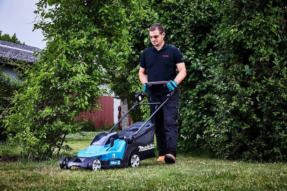 Makita Akku-Rasenmäher DLM432PT2 mit 2 Akkus 5 Ah und Doppelladegerät