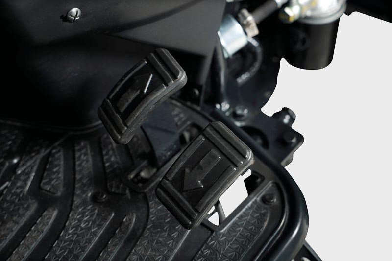 Solis Kompakttraktor 26 HST Panther in schwarz mit Kabine Grundmaschine ohne Bereifung