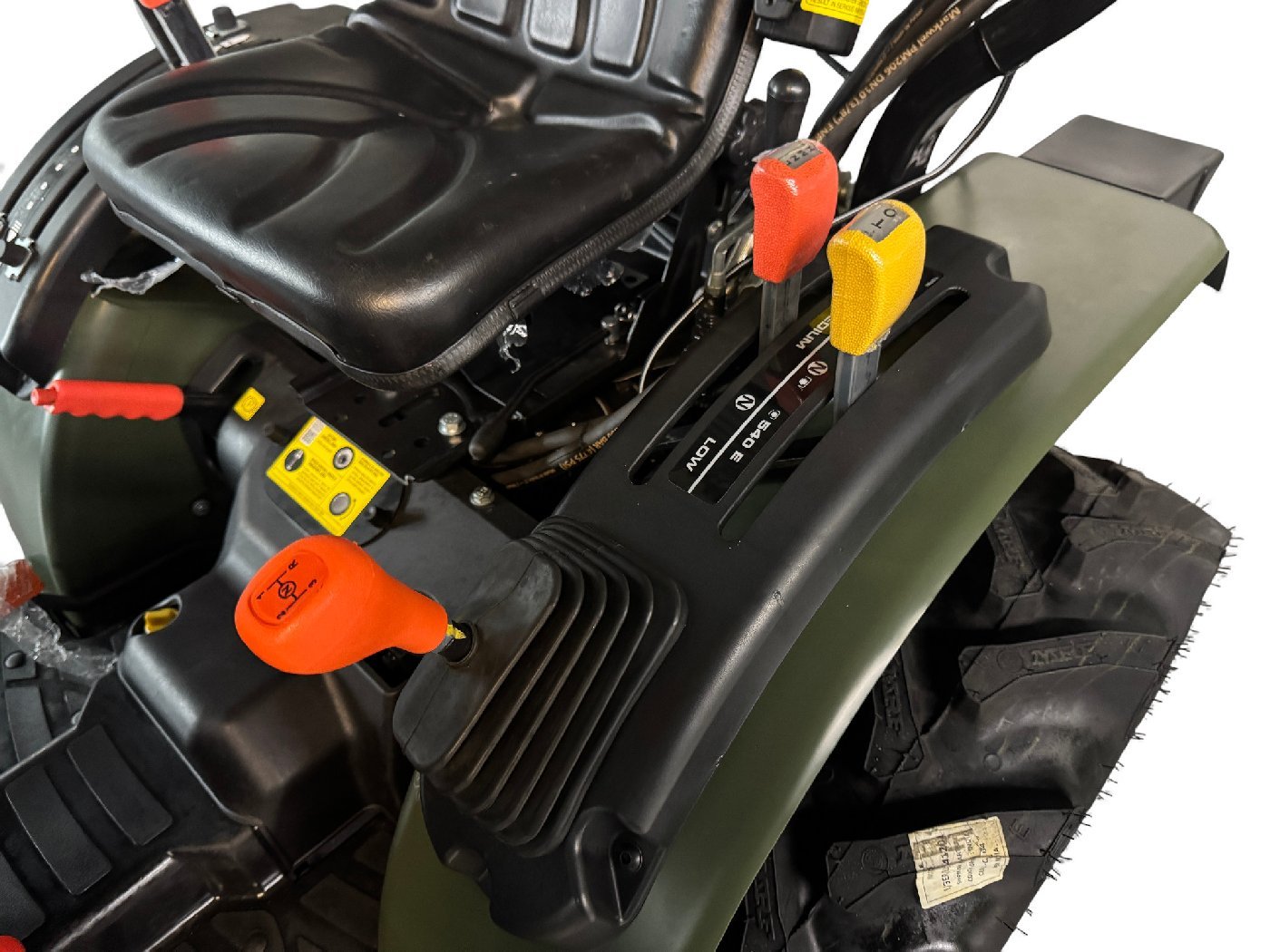 Startrac Allrad-Kleintraktor 22 Nato-Grün mit Ackerstollenbereifung