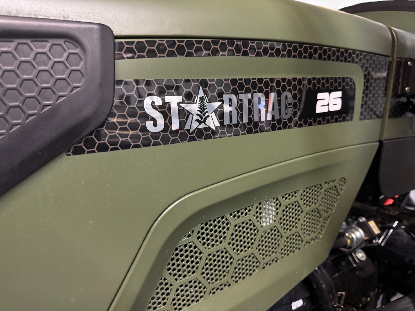 Startrac Allrad-Kleintraktor 26 mit Galaxy-Garden-Pro-Bereifung + Frontlader inklusive Schaufel