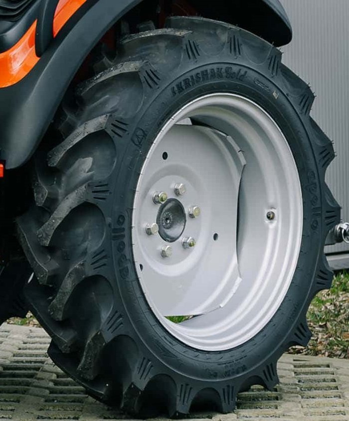 Tafe Ackerstollenbereifung Diagonal: vorne 180/85 D12, hinten 8.30-20