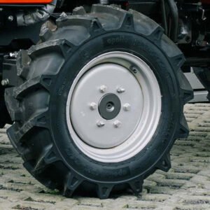 Tafe Ackerstollenbereifung Diagonal: vorne 180/85 D12, hinten 8.30-20