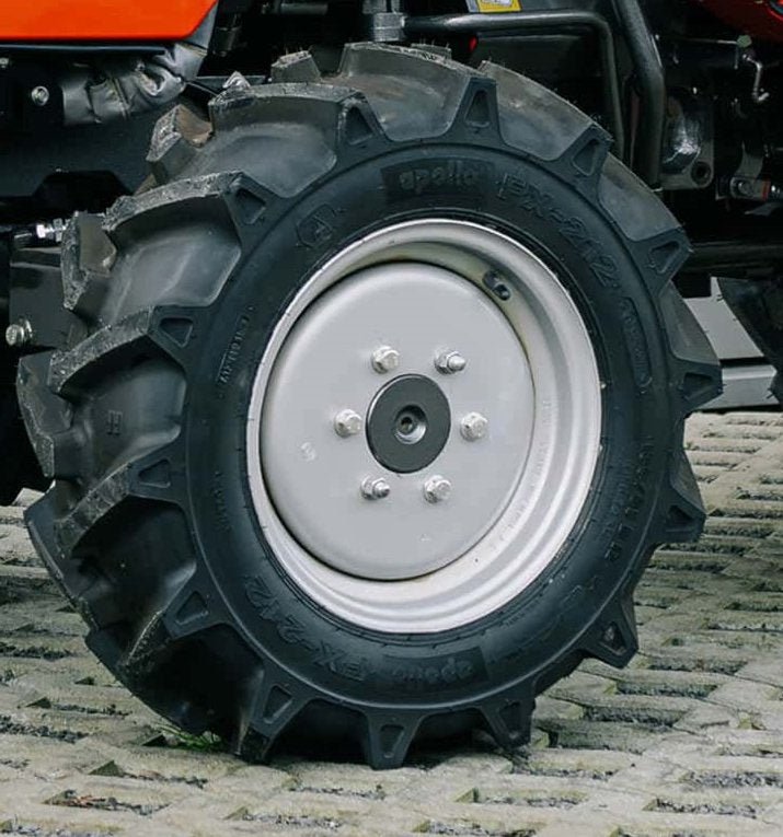 Tafe Ackerstollenbereifung Diagonal: vorne 180/85 D12, hinten 8.30-20
