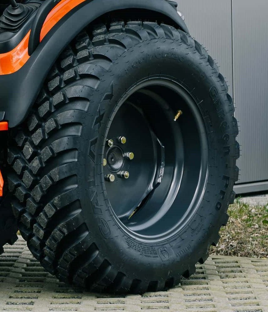 Tafe Kommunalbereifung vorne 215/65 R14, hinten 300/70 R20