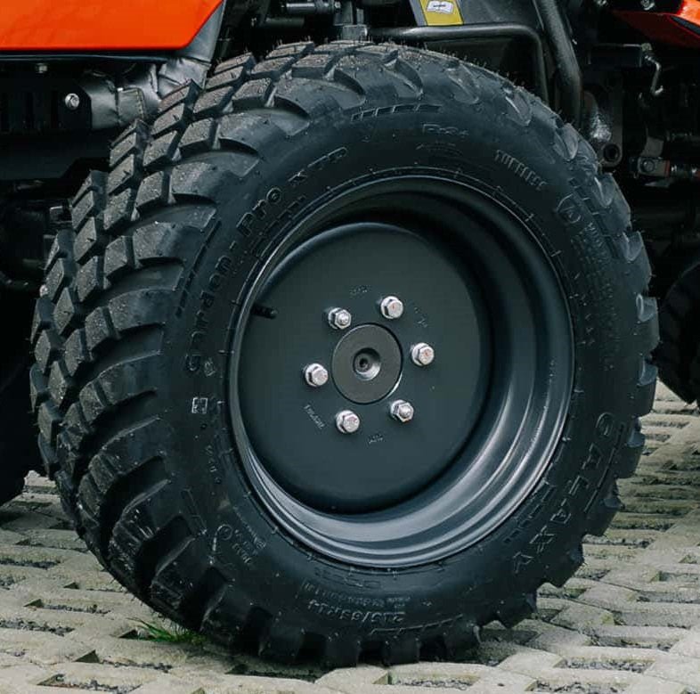 Tafe Kommunalbereifung vorne 215/65 R14, hinten 300/70 R20