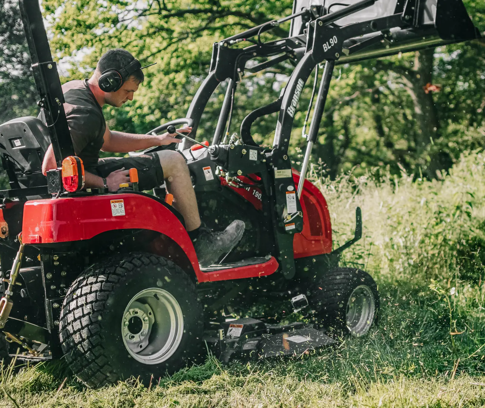 Tym Allrad-Diesel-Kleintraktor T194 mit Rasenbereifung und 137cm Zwischenachsmähwerk