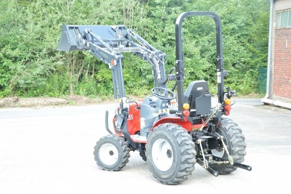 Tym Allrad-Kompakttraktor T255 mit Rasenbereifung und Frontlader